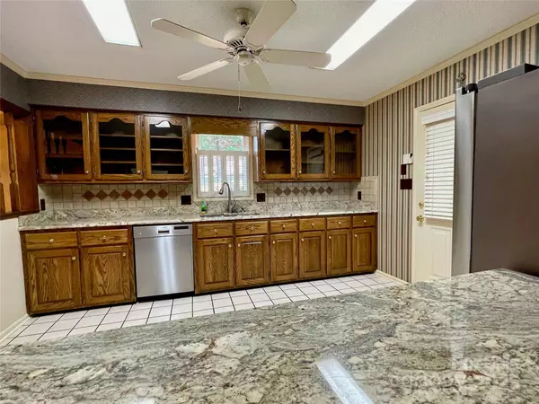 5232 Wolfe RD, Hickory, NC 28601