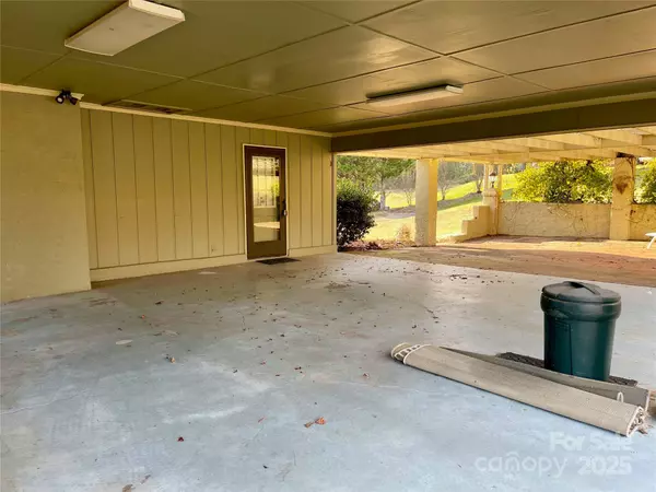 5232 Wolfe RD, Hickory, NC 28601