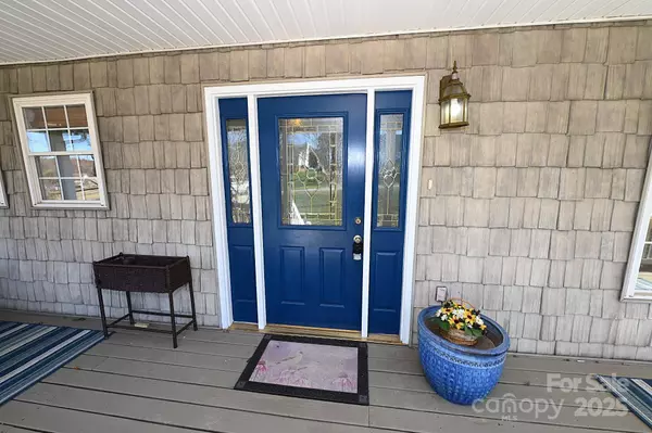 518 30th Avenue CIR NE, Hickory, NC 28601