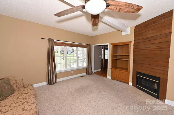 518 30th Avenue CIR NE, Hickory, NC 28601