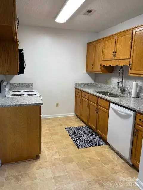 1092 22nd ST NE #105, Hickory, NC 28601