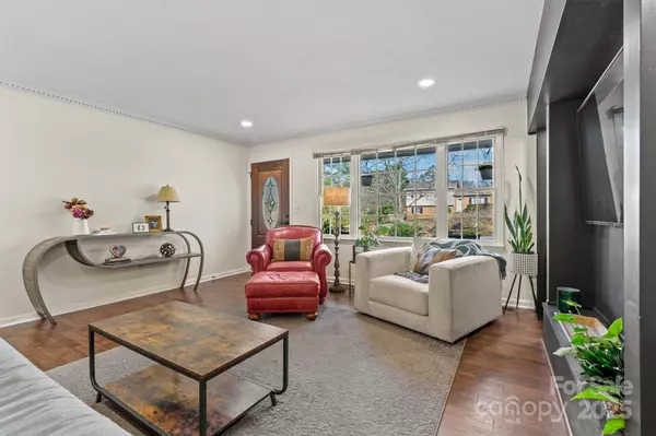 5645 Sandhurst RD, Hickory, NC 28602