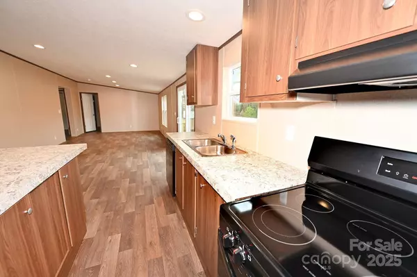 3325 37th AVE NE, Hickory, NC 28601