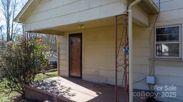 1606 Poplar ST NW, Lenoir, NC 28645