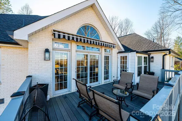 456 N Shore DR, Hickory, NC 28601