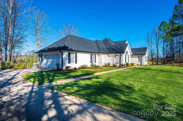 456 N Shore DR, Hickory, NC 28601