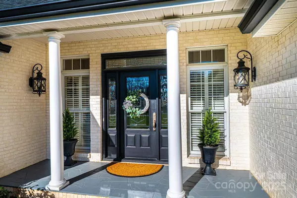 456 N Shore DR, Hickory, NC 28601