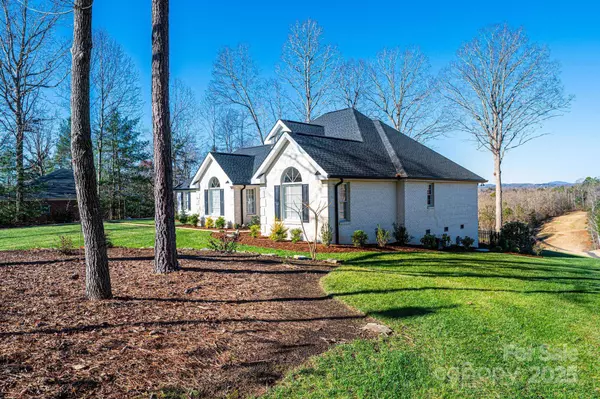 456 N Shore DR, Hickory, NC 28601