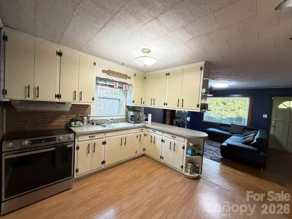 973 8th AVE NW, Hickory, NC 28601