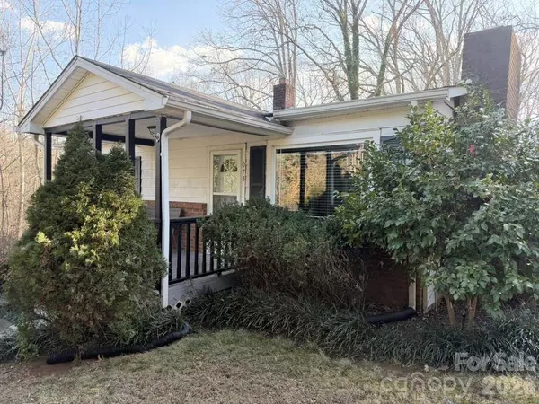 973 8th AVE NW, Hickory, NC 28601