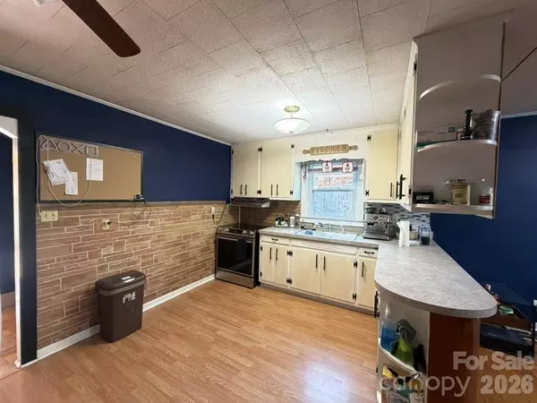 973 8th AVE NW, Hickory, NC 28601