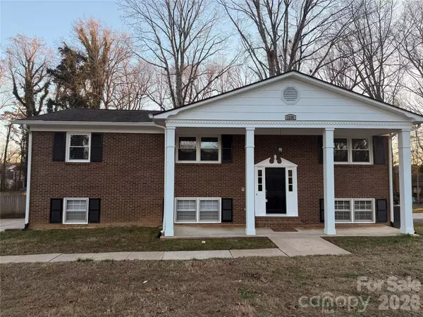 1230 18th AVE NE, Hickory, NC 28601