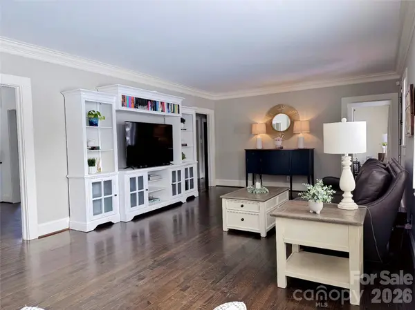 26 6TH AVE NW, Hickory, NC 28601