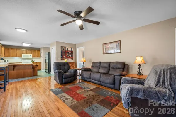 3956 Den DR, Hickory, NC 28602