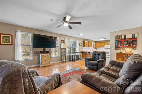 3956 Den DR, Hickory, NC 28602