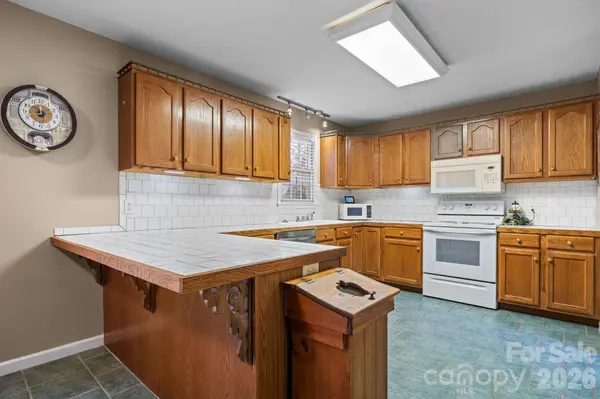 3956 Den DR, Hickory, NC 28602