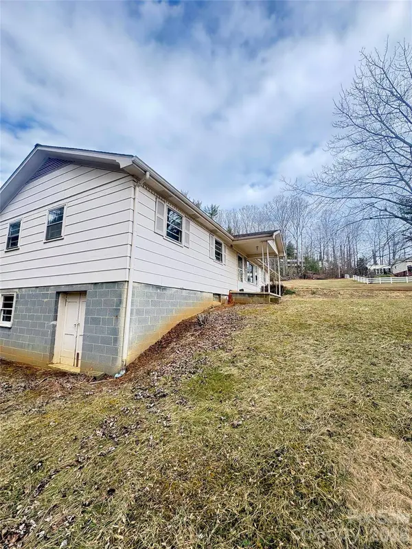 225 Davis RD, Crumpler, NC 28617