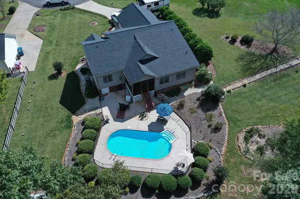 5505 Creek Point DR, Hickory, NC 28601