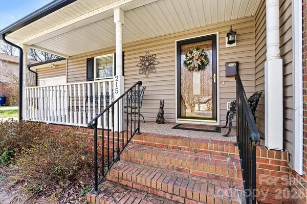 215 Towne CT NW, Conover, NC 28613