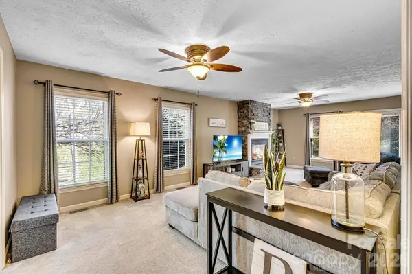 929 43rd Avenue CT NE, Hickory, NC 28601