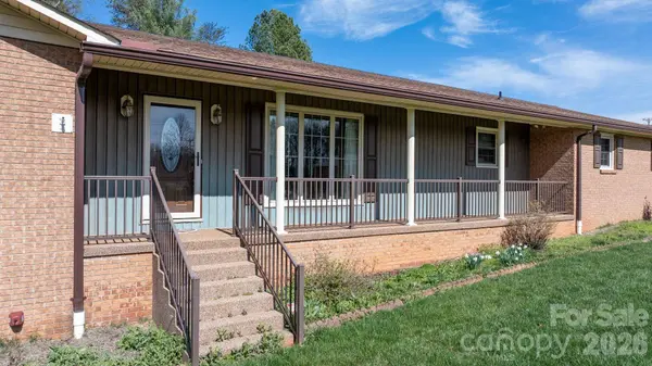 5515 Chestnut DR, Hickory, NC 28602