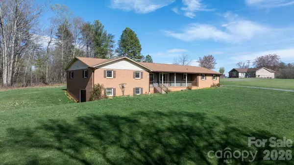 5515 Chestnut DR, Hickory, NC 28602