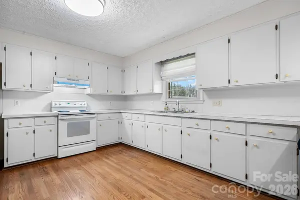 5515 Chestnut DR, Hickory, NC 28602