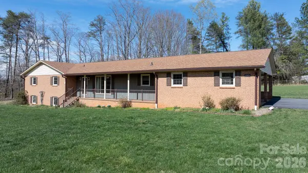 5515 Chestnut DR, Hickory, NC 28602