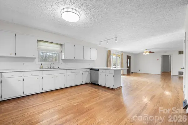 5515 Chestnut DR, Hickory, NC 28602