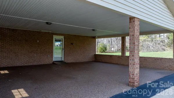 5515 Chestnut DR, Hickory, NC 28602