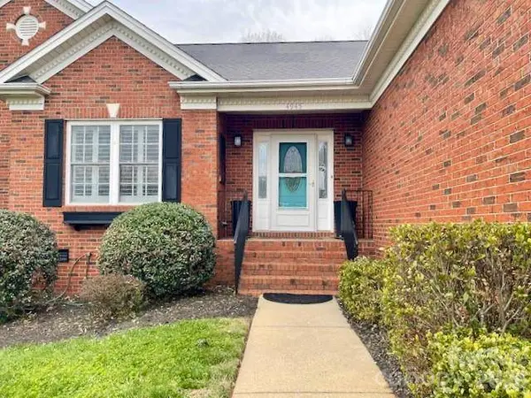 4945 Brookridge DR NE, Hickory, NC 28601