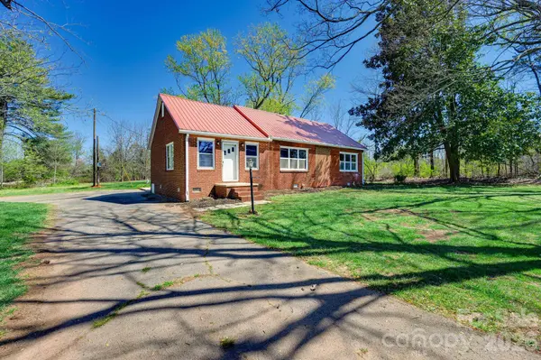 2414 N Olivers RD, Newton, NC 28658