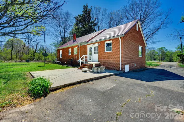 2414 N Olivers RD, Newton, NC 28658