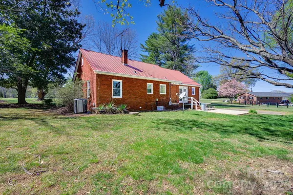 2414 N Olivers RD, Newton, NC 28658