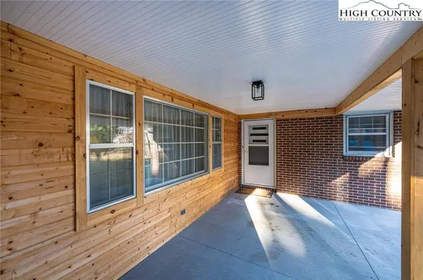 620 Diamondhead DR, Lenoir, NC 28645