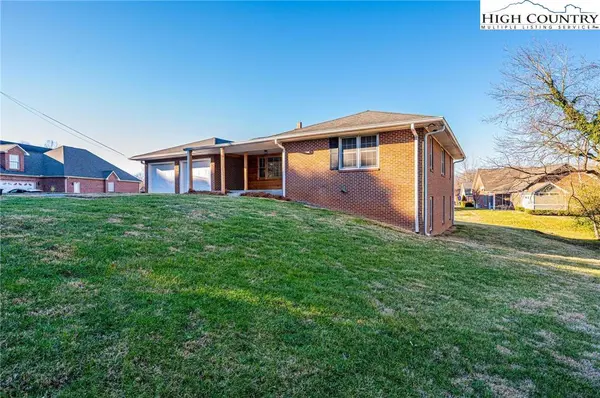 620 Diamondhead DR, Lenoir, NC 28645