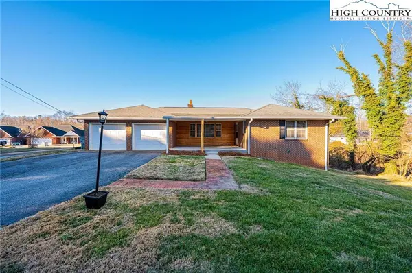 620 Diamondhead DR, Lenoir, NC 28645