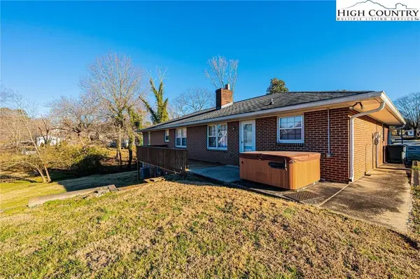 620 Diamondhead DR, Lenoir, NC 28645