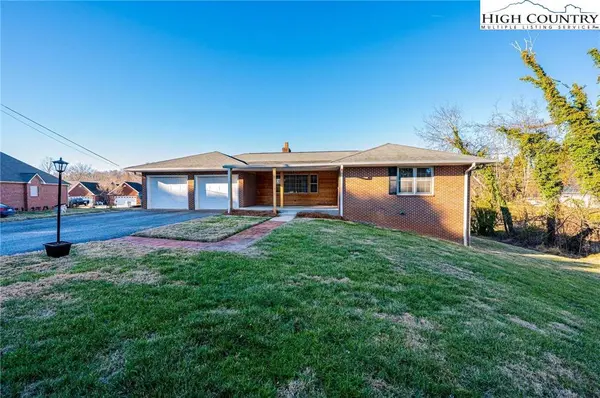 620 Diamondhead DR, Lenoir, NC 28645