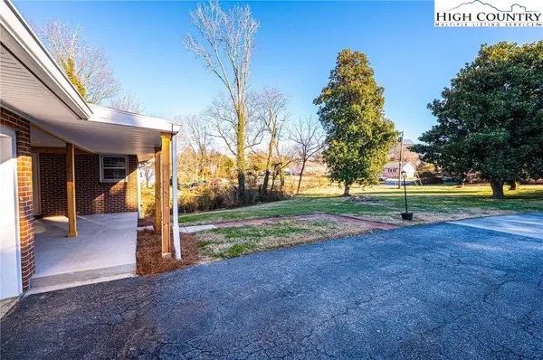 620 Diamondhead DR, Lenoir, NC 28645