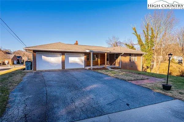 620 Diamondhead DR, Lenoir, NC 28645