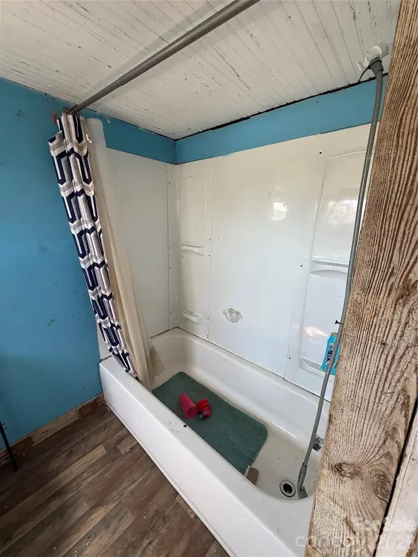 100 Hickory ST, Rhodhiss, NC 28667