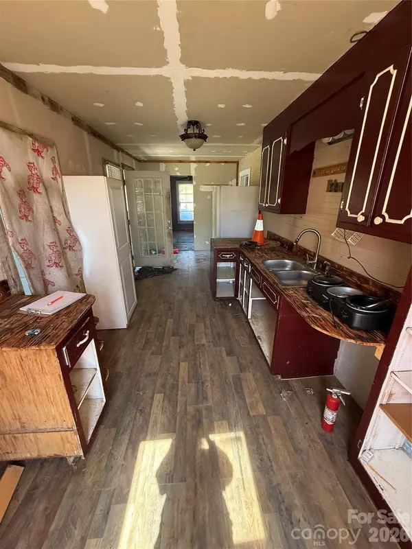 100 Hickory ST, Rhodhiss, NC 28667