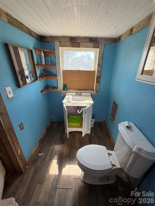 100 Hickory ST, Rhodhiss, NC 28667