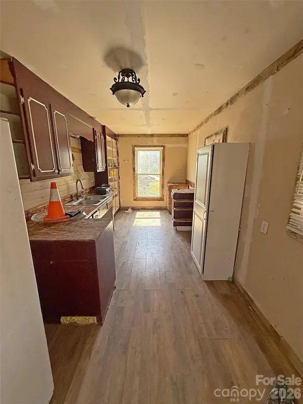 100 Hickory ST, Rhodhiss, NC 28667