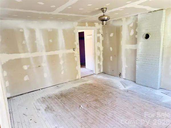 100 Hickory ST, Rhodhiss, NC 28667