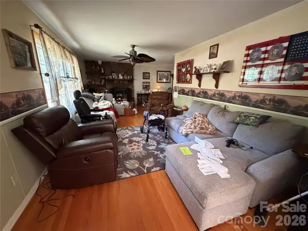 1044 Meadowbrook LN, Newton, NC 28658