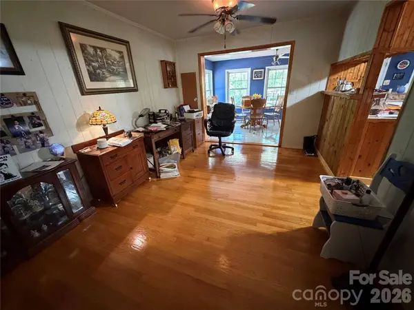 1044 Meadowbrook LN, Newton, NC 28658