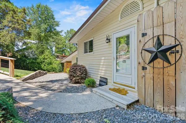 6566 Harbor LN, Conover, NC 28613