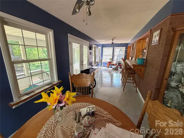 1044 Meadowbrook LN, Newton, NC 28658